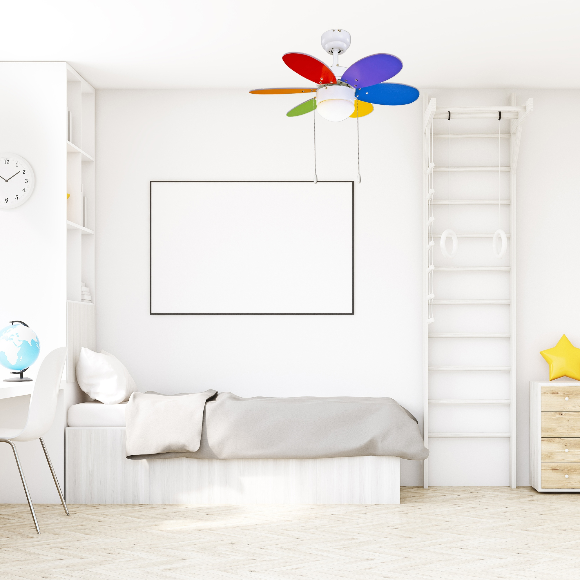 Ein bunter Deckenventilator in einem weißen Raum. Es gibt ein Bett, einen Schreibtisch und eine Leiter.