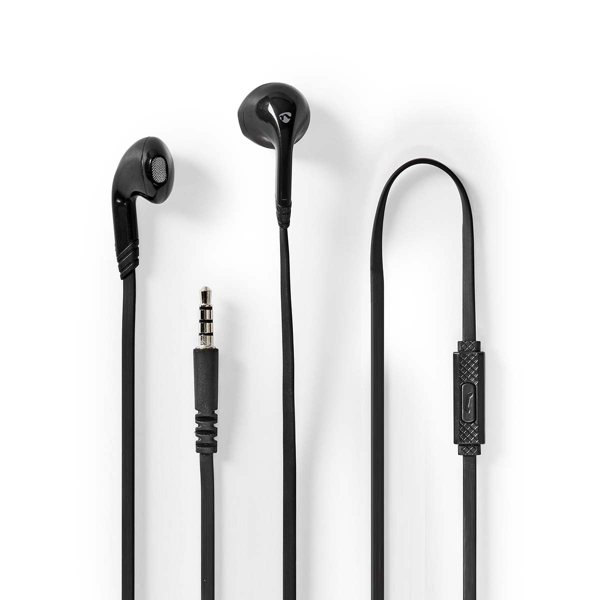 Trois écouteurs noirs et une prise casque sur fond blanc.