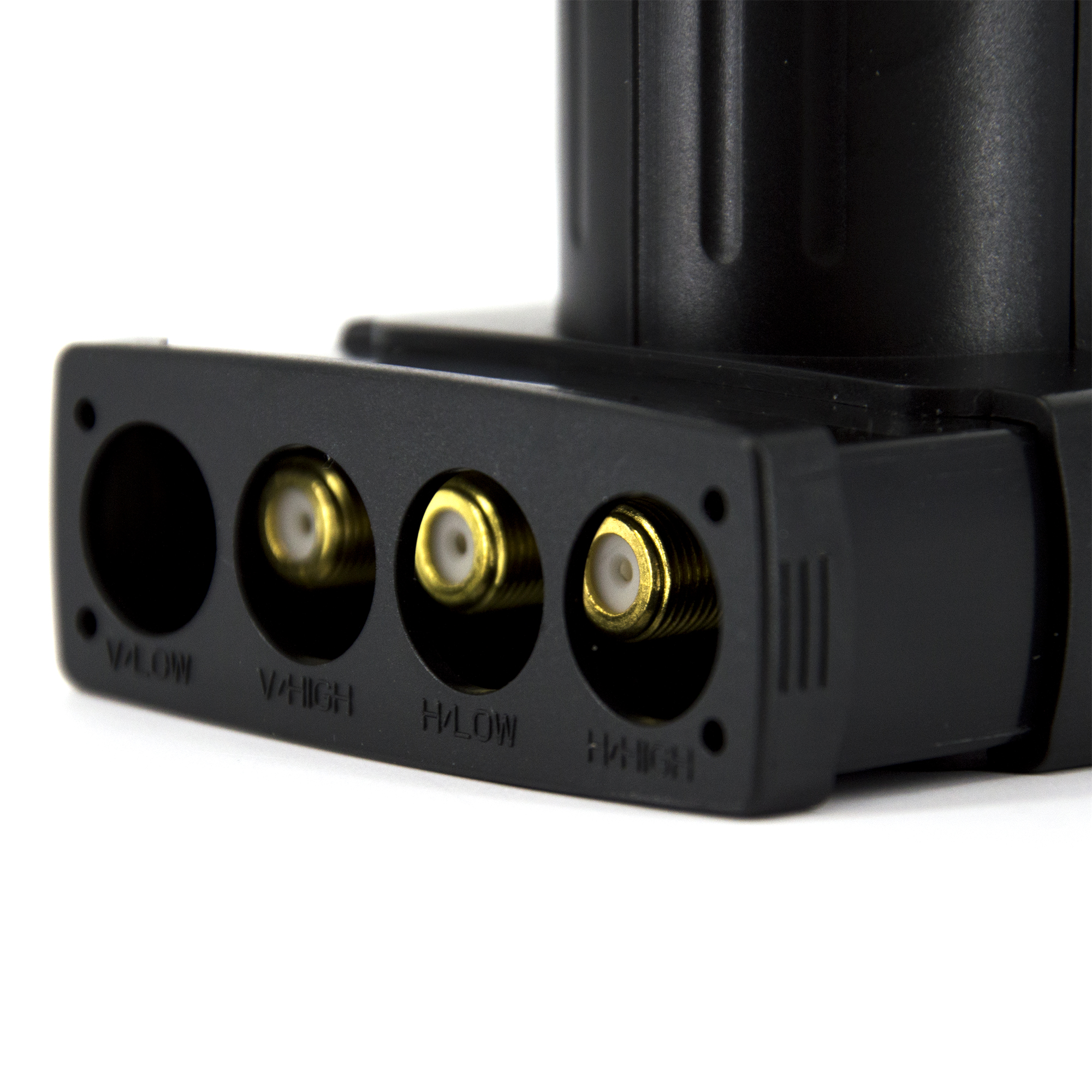 Ein schwarzer Stecker mit drei goldfarbenen Anschlüssen mit der Aufschrift 'V LOW', 'V HIGH' und 'H LOW'.