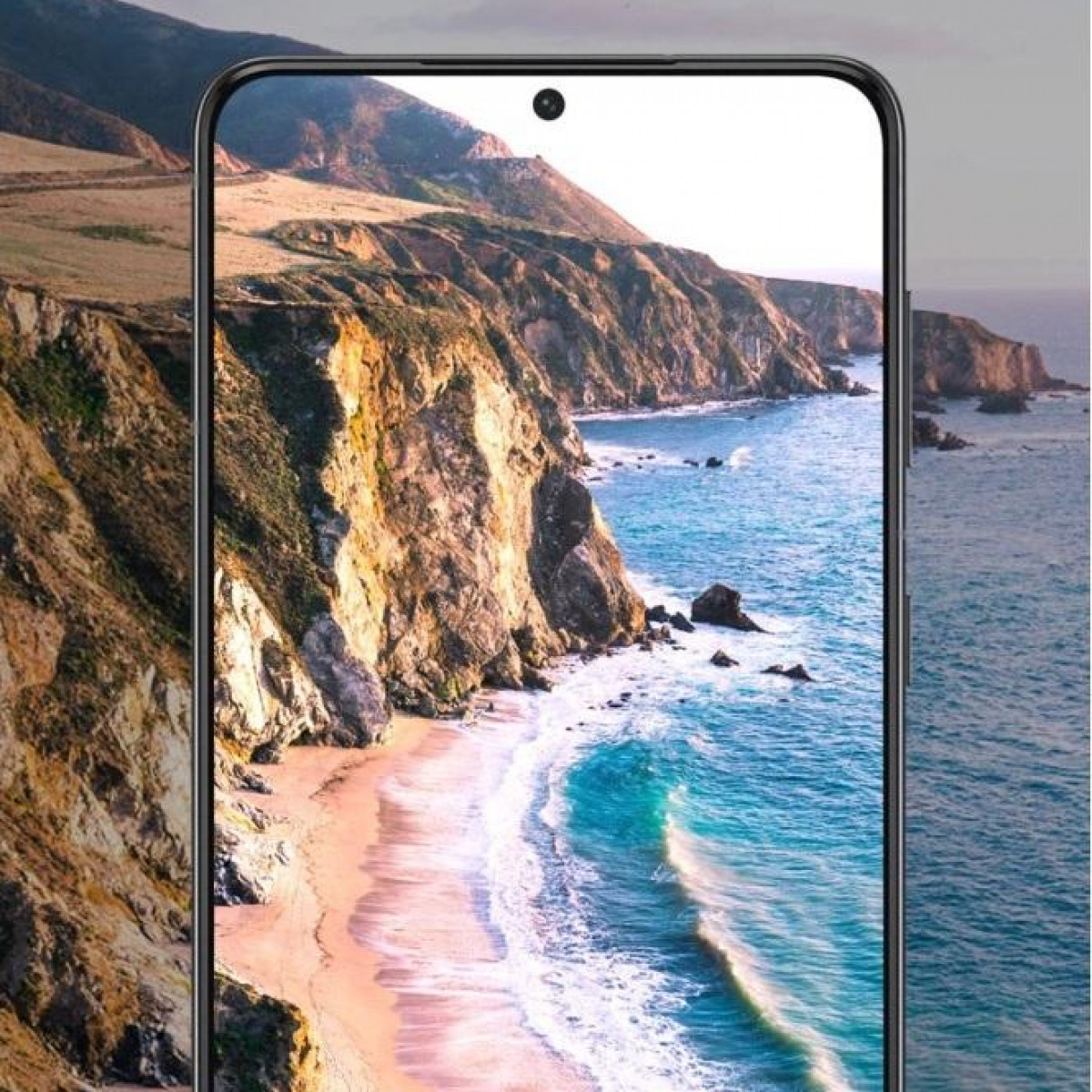 Smartphone-Bildschirm zeigt eine Strandszene mit Klippen und blauem Wasser. Nahaufnahme.