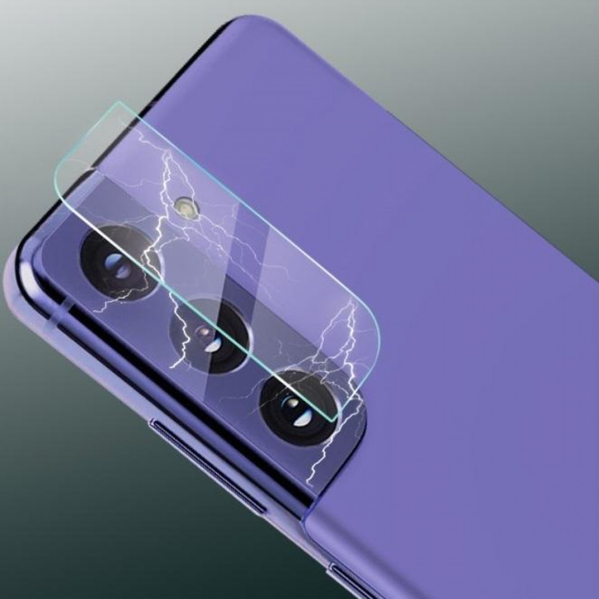 Ein lila Telefon mit Displayschutz. Der Schutz bedeckt die Kameralinsen.
