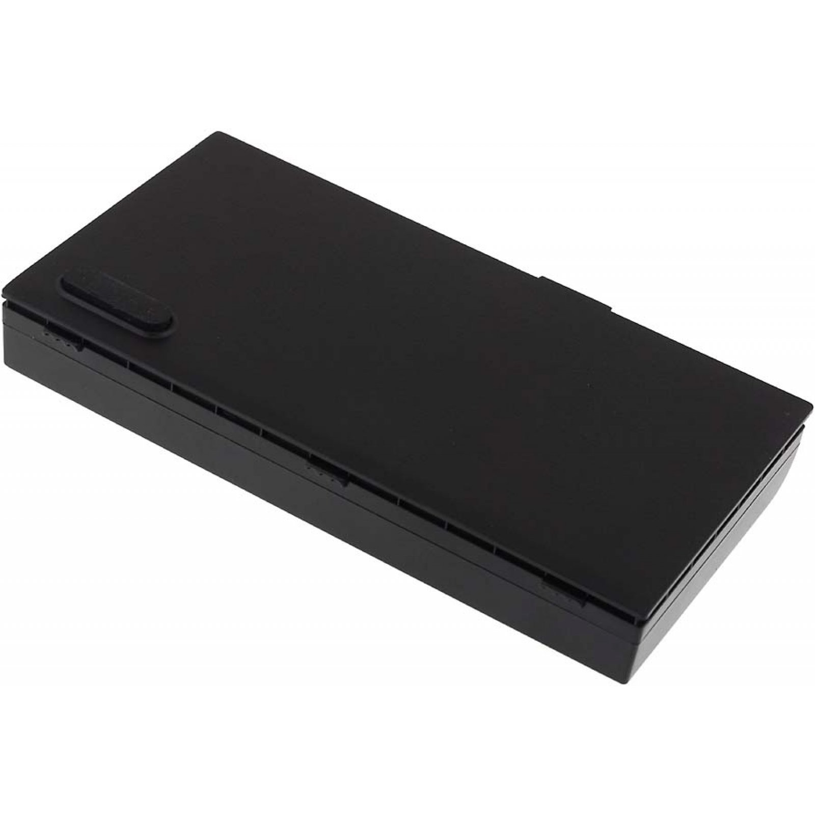 Un paquete de baterías rectangular negro, sobre una superficie, con un fondo oscuro.