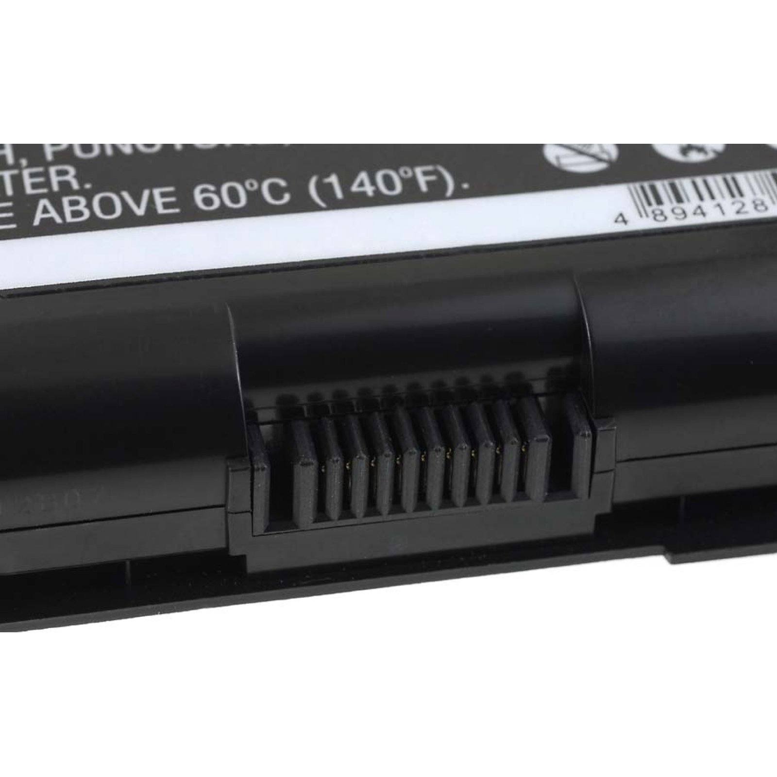 Primer plano de una batería negra con conector. La batería tiene texto, incluyendo la palabra 'PRECAUCIÓN'.