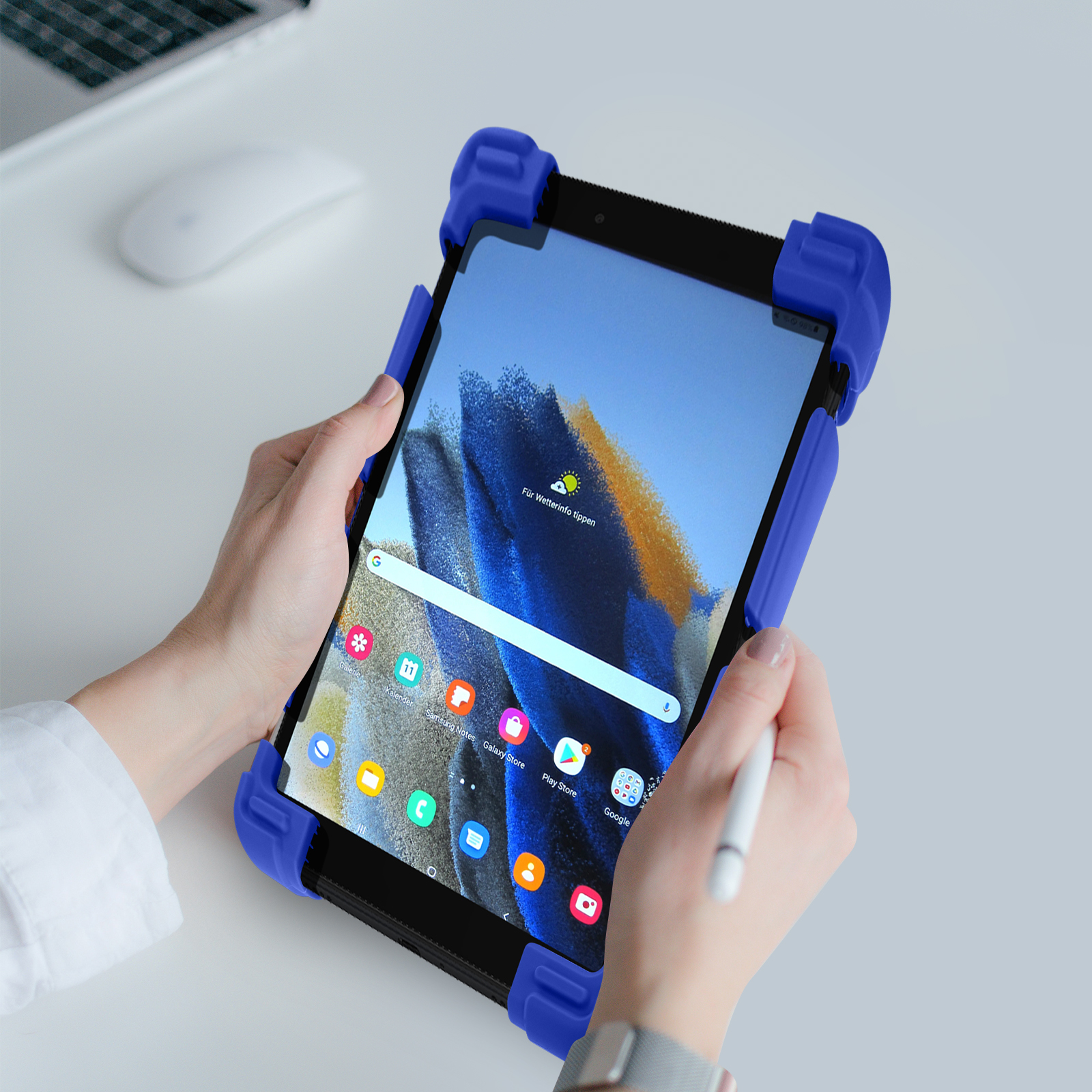 Hände halten ein Tablet in einem blauen Gehäuse. Tablet zeigt App-Symbole und ein Wetter-Widget.