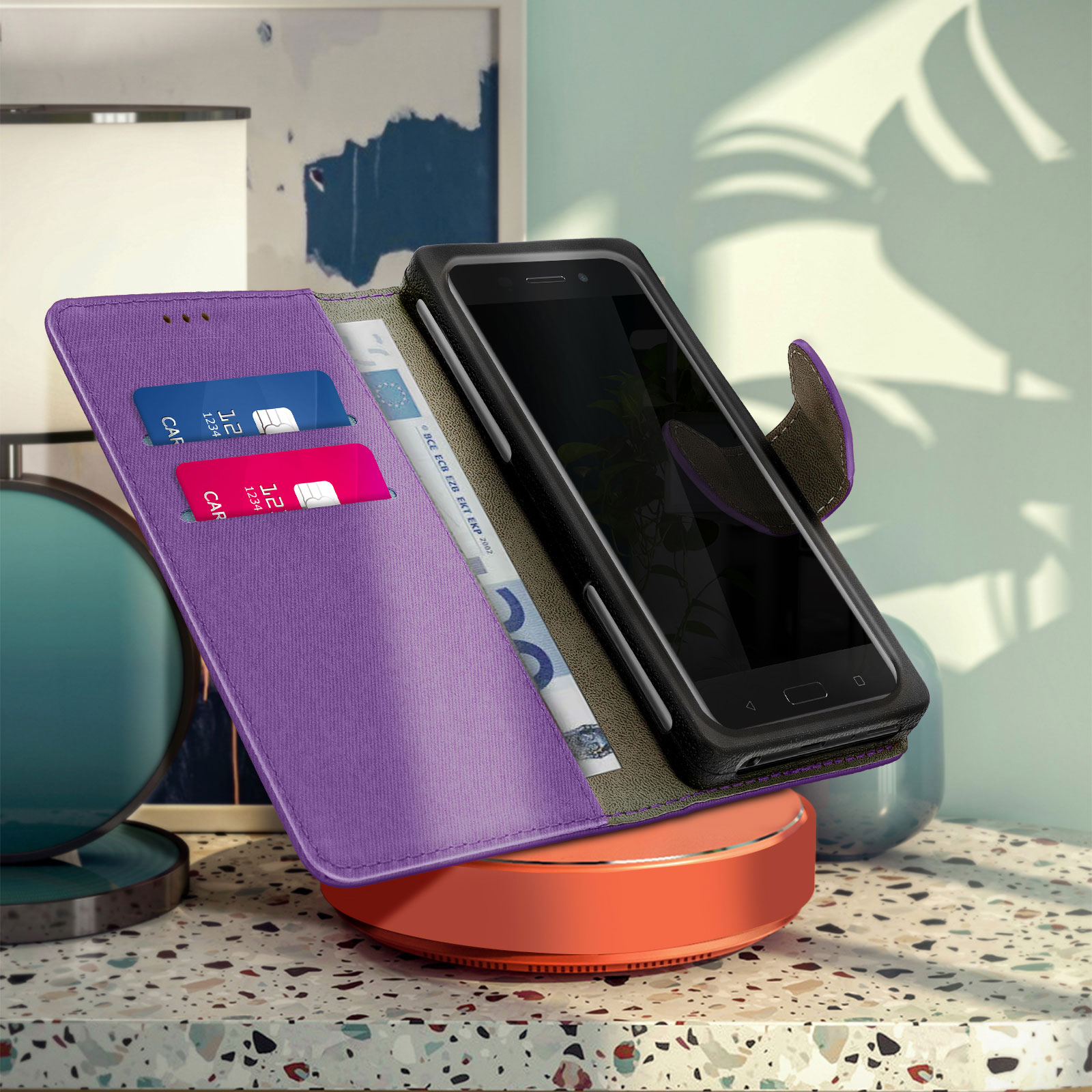 Un telefono in una custodia a portafoglio viola su un caricatore wireless. Carte e contanti sono visibili.