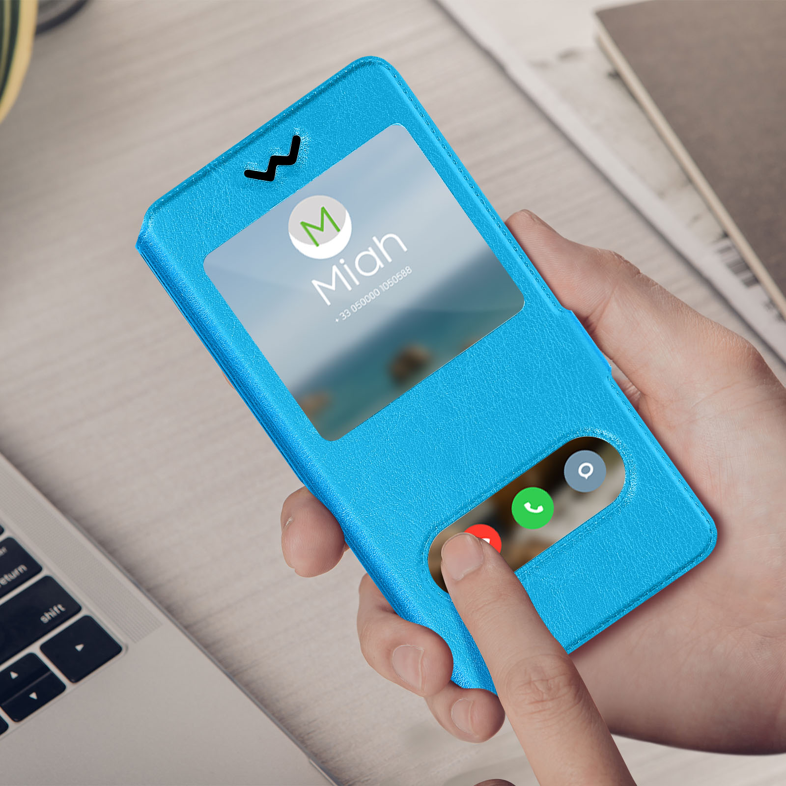 Una mano che tiene una custodia blu per telefono con schermo visibile. Un dito preme un pulsante di chiamata rosso.