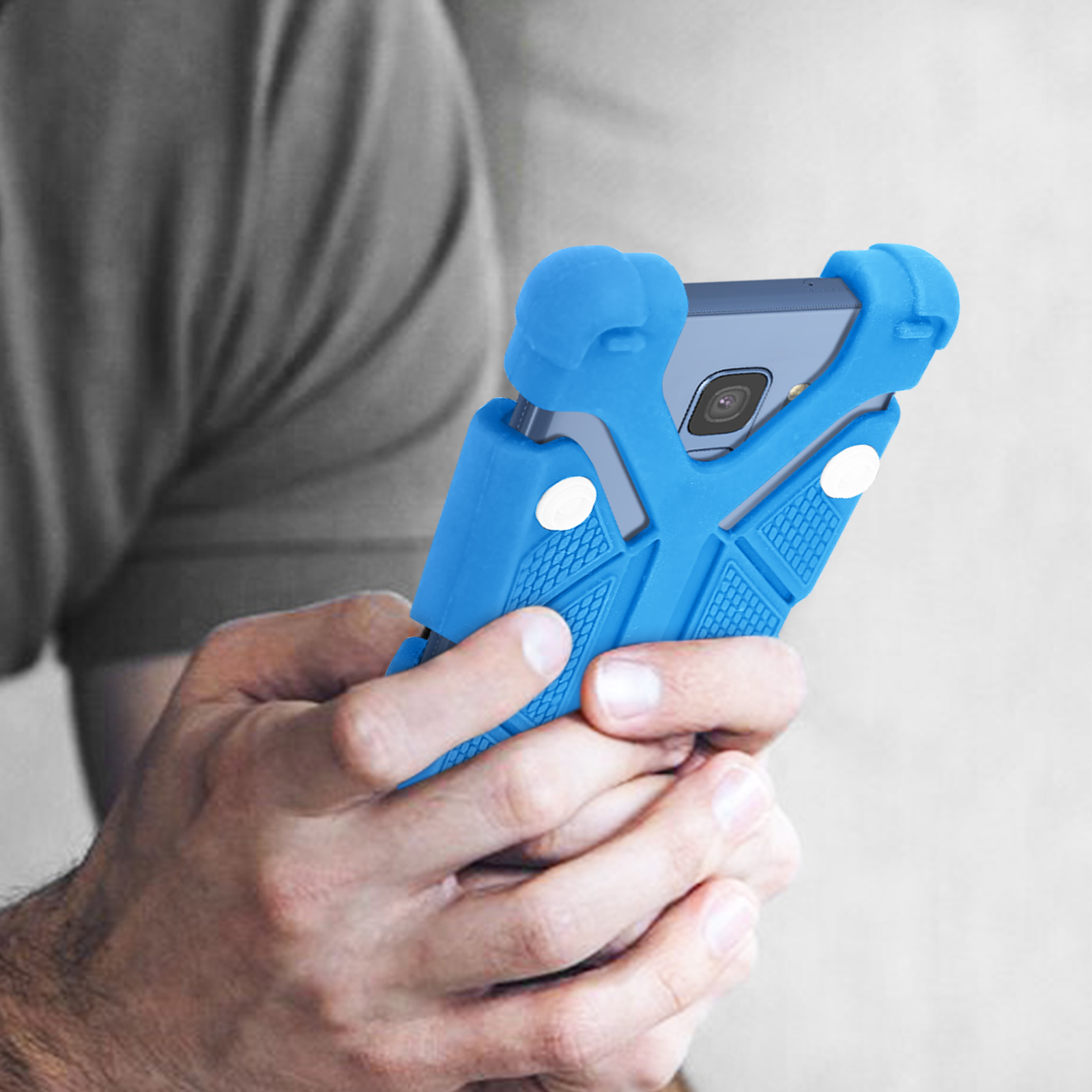 Hand hält Telefon in blauem Gehäuse. Graues Hemd im Hintergrund.