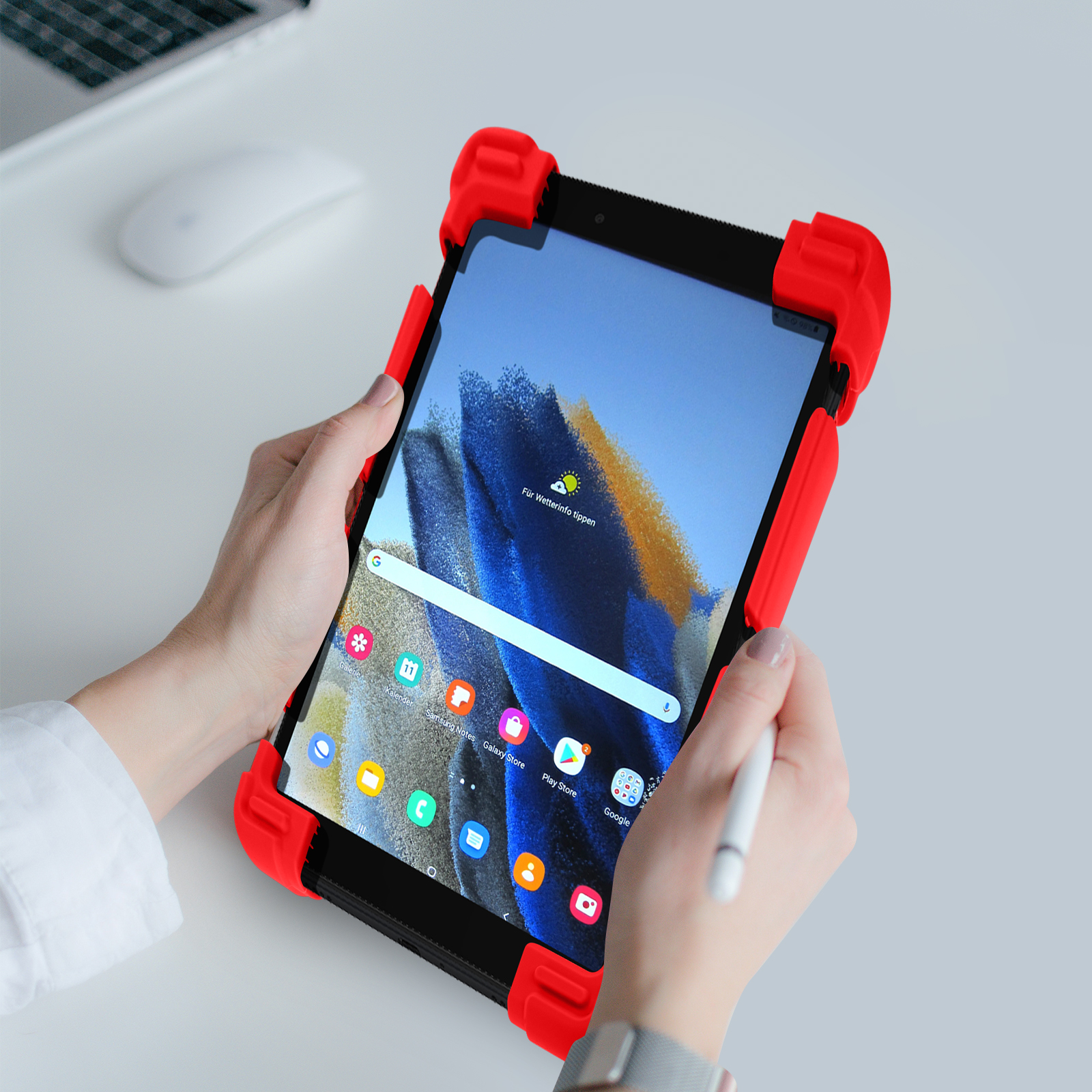 Hände halten ein Tablet mit rotem Gehäuse. Der Bildschirm zeigt eine Wetter-App.