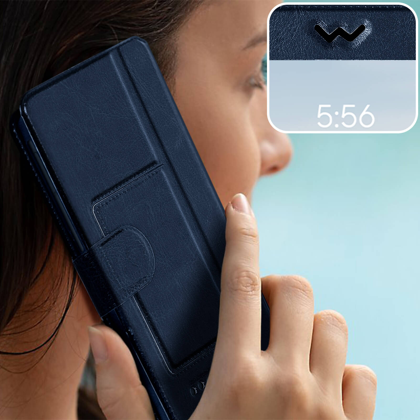 Una donna tiene in mano una custodia per telefono con un display dell'ora alle 5:56.