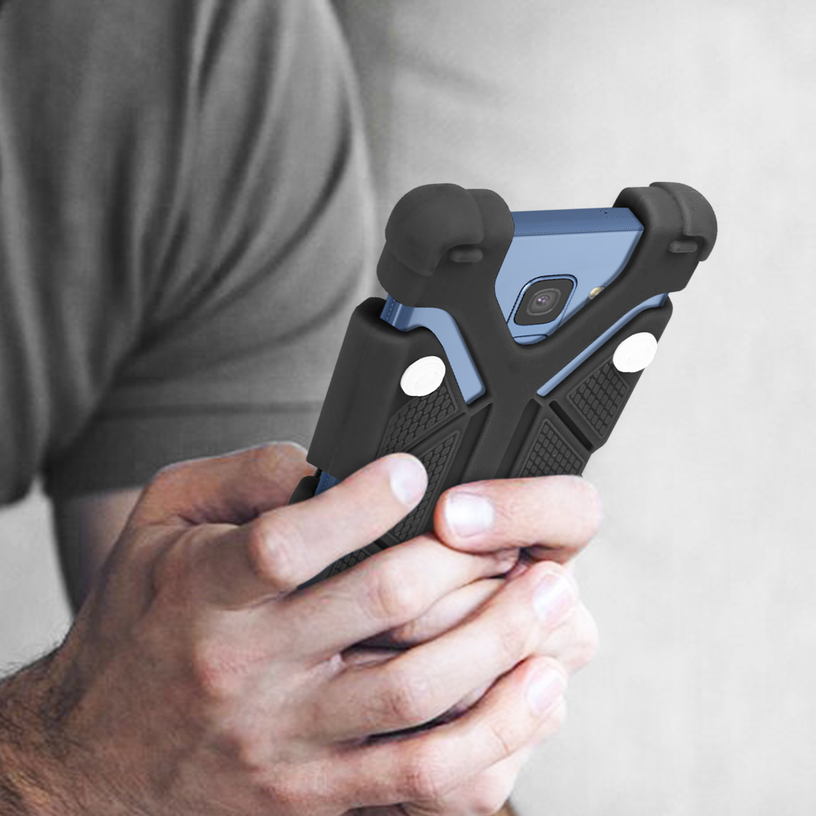 Hand hält Handy in schwarzer Schutzhülle. Das Handy ist blau.