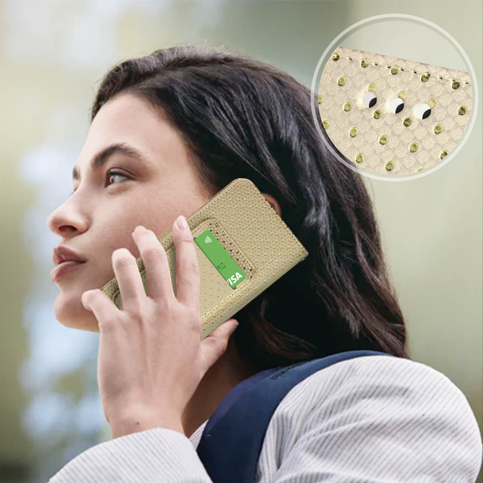 Una donna tiene in mano un portafoglio d'oro con carta di credito, parla al telefono, vicino ad uno sfondo bianco.