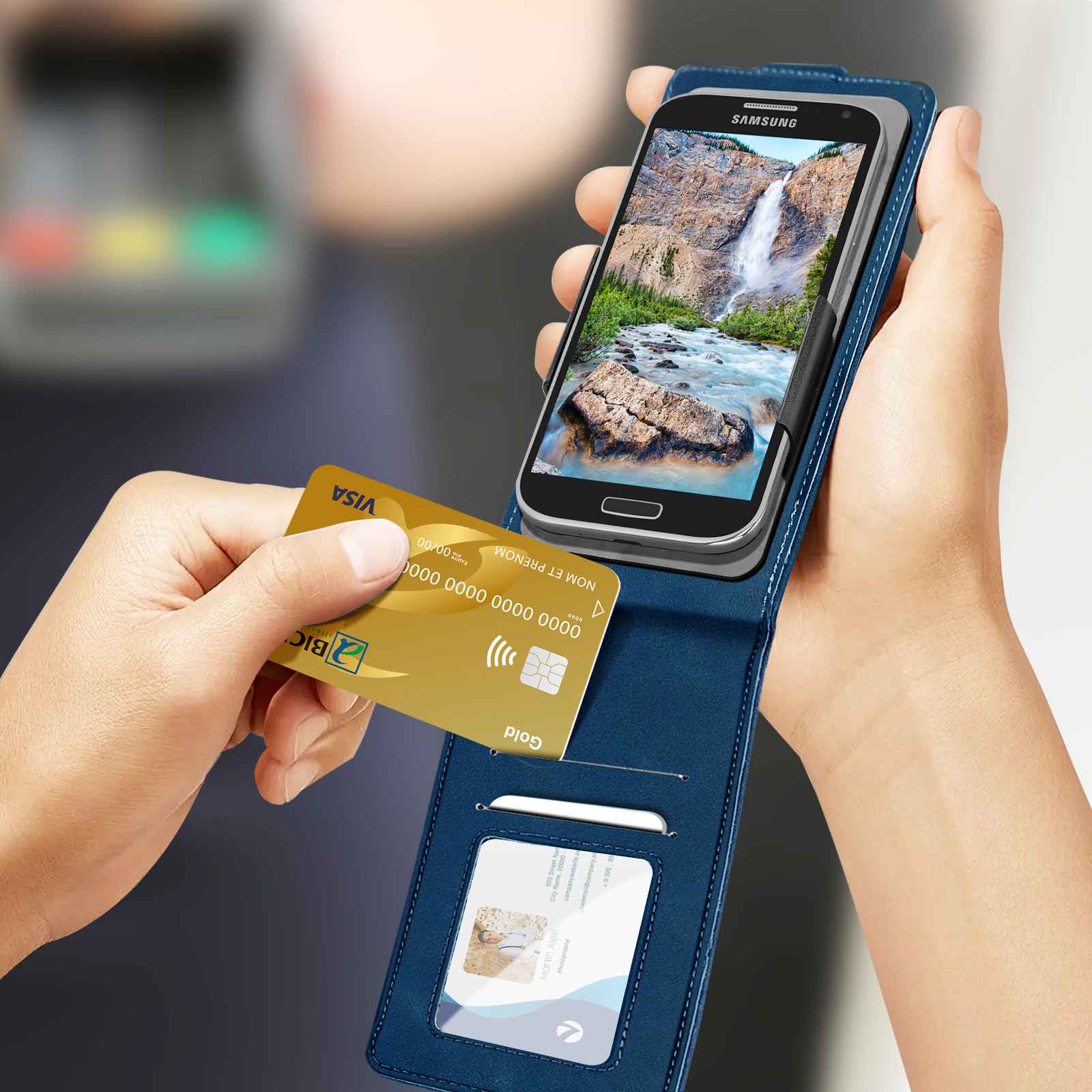 Mano che tiene un telefono in una custodia blu, con carta di credito visibile. Il telefono mostra una cascata.
