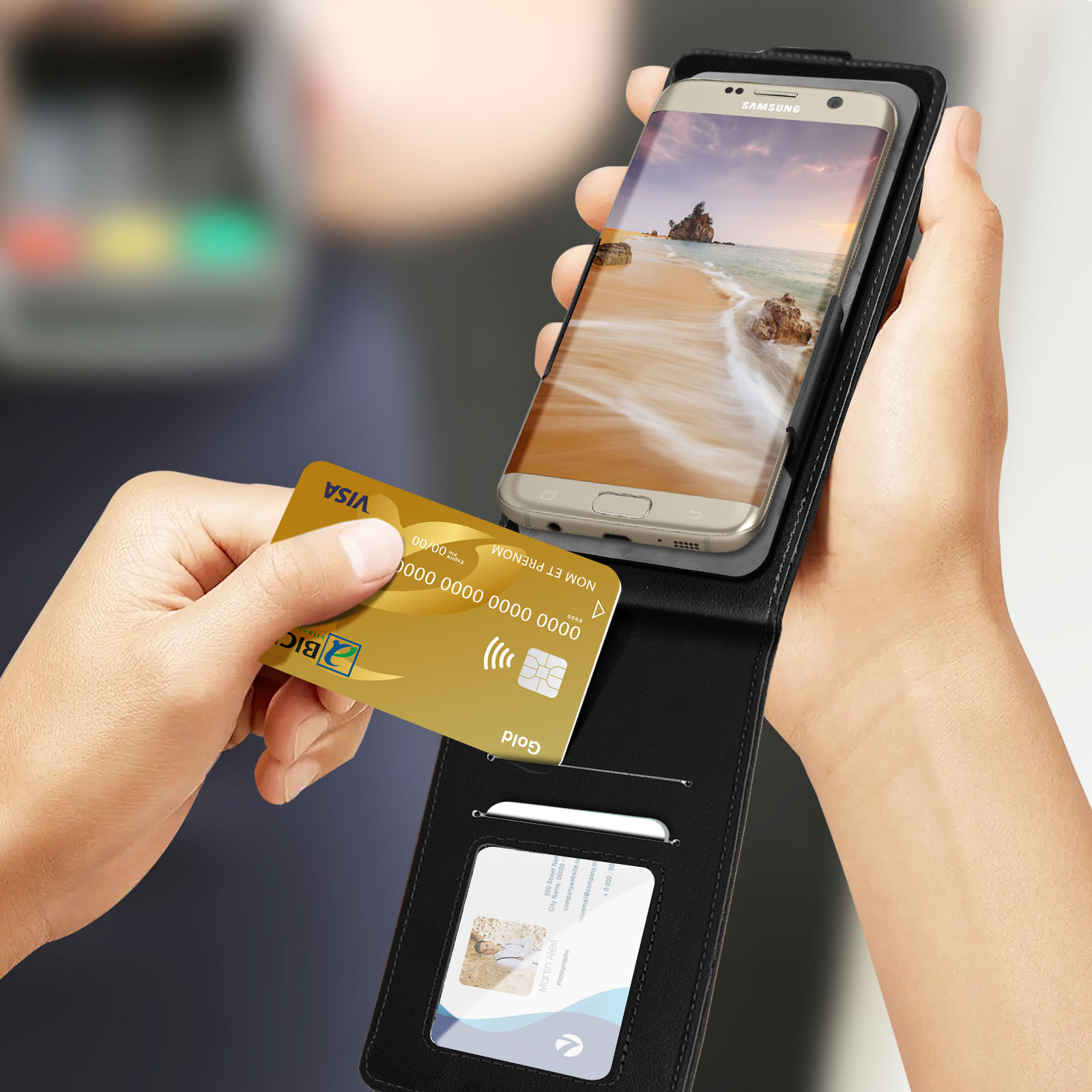 Mano che tiene un telefono e una carta di credito.