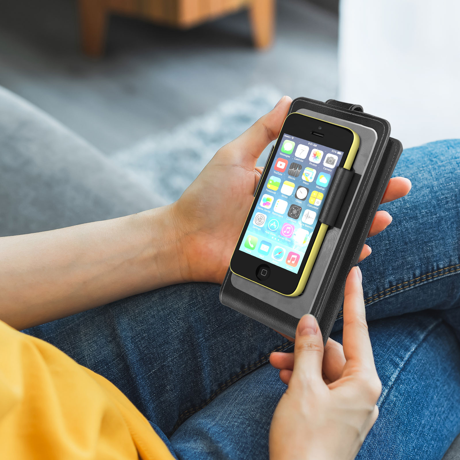 Una persona che tiene un telefono in una custodia. Lo schermo del telefono è visibile con diverse icone di app.