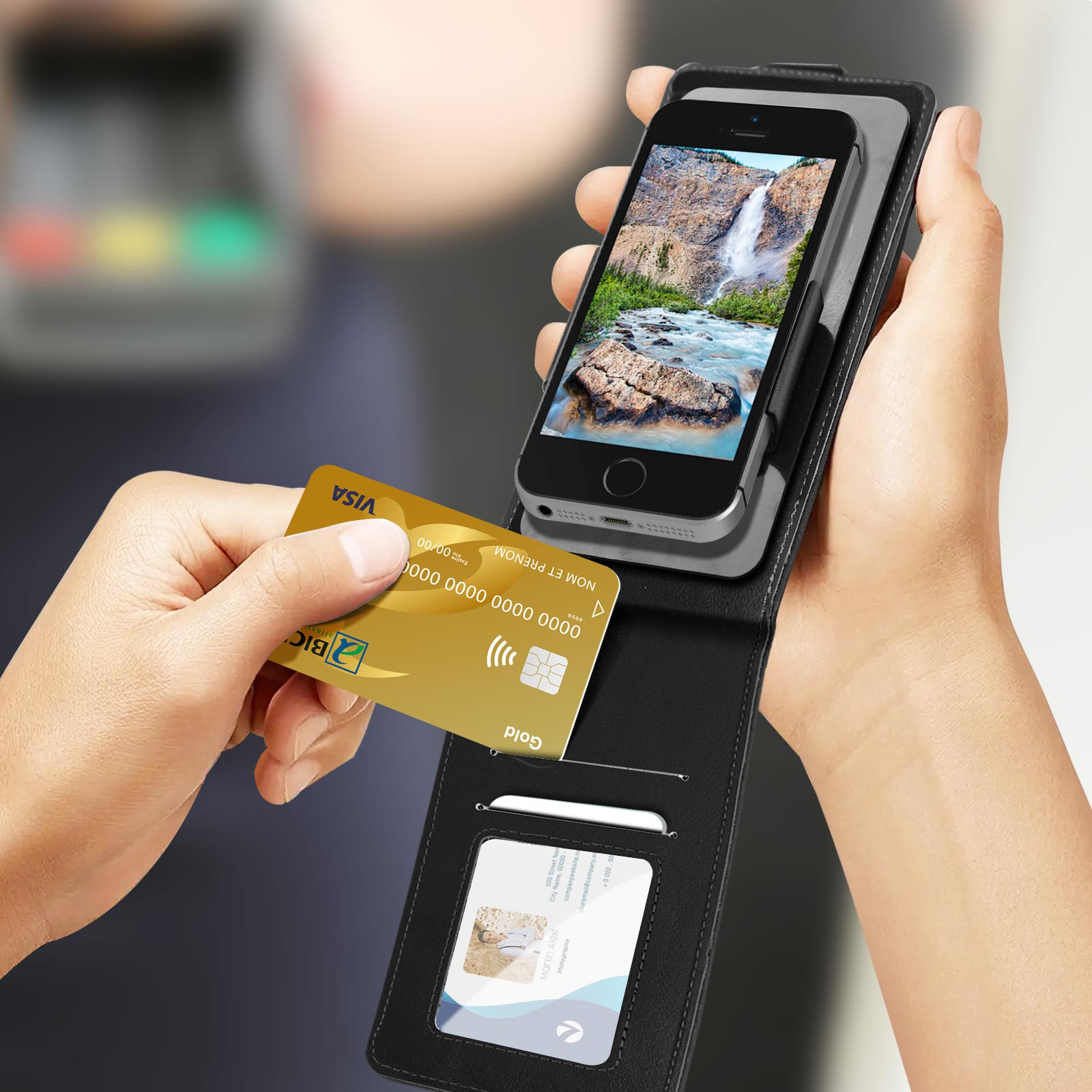 Mano che tiene il telefono in custodia, una carta d'oro nell'altra mano. Lo sfondo è sfocato.