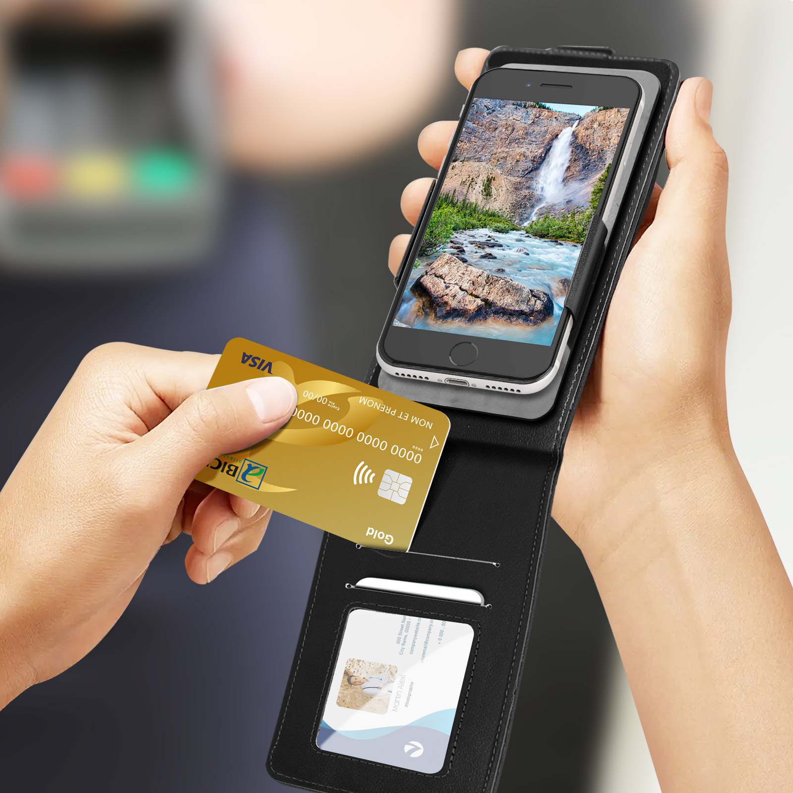 Mano che tiene telefono in custodia portafoglio nera, accanto a carta di credito oro. Altra carta visibile.