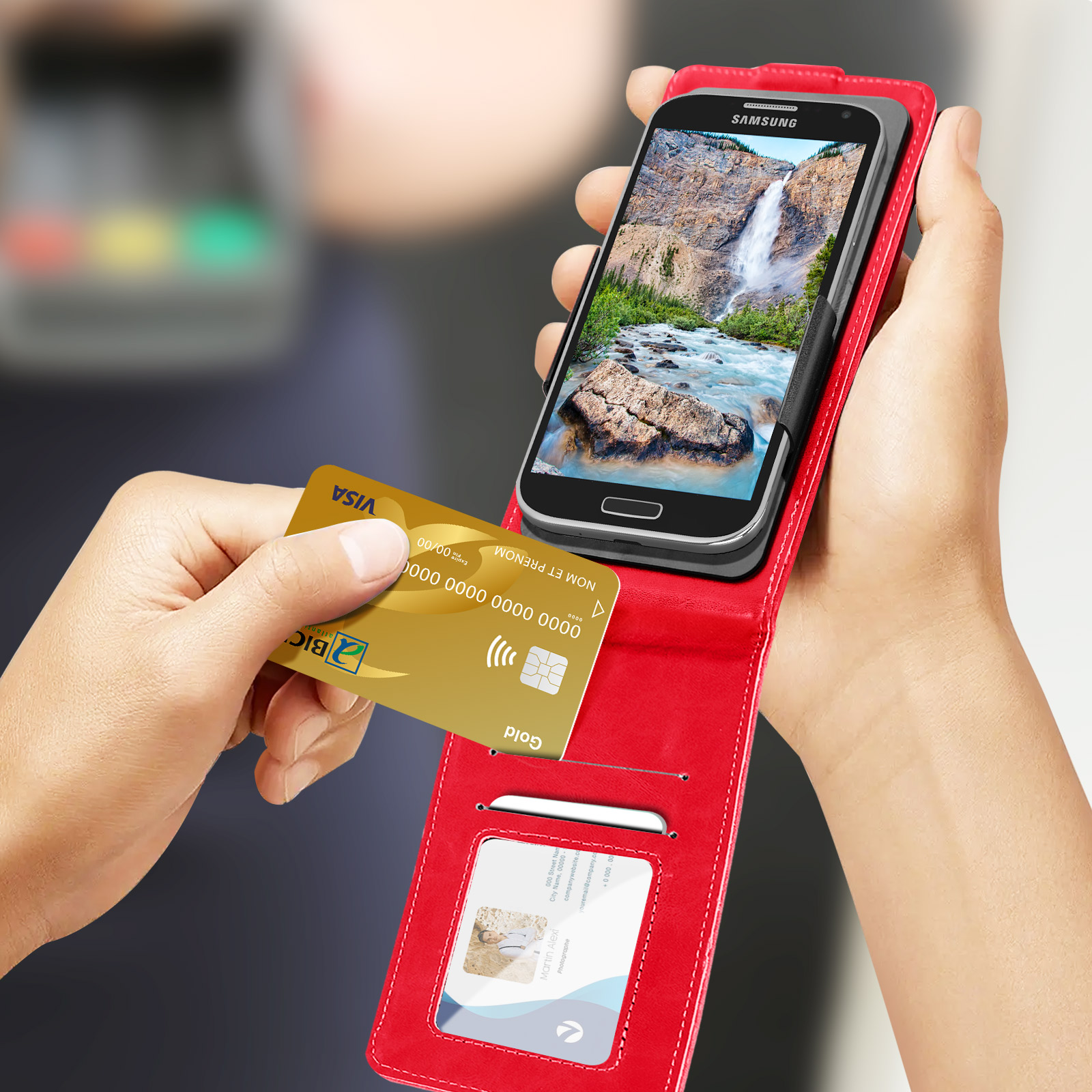 Mano che tiene un telefono in una custodia a libro rossa, con carta di credito dorata. Il telefono mostra una cascata.