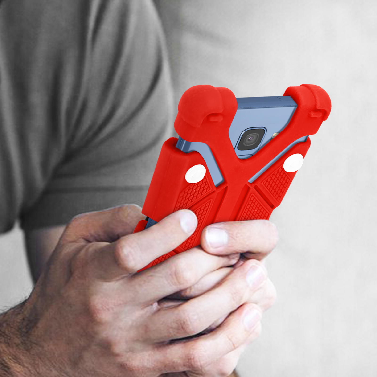 Rote Handyhülle wird von Händen gehalten, bedeckt blaues Telefon.