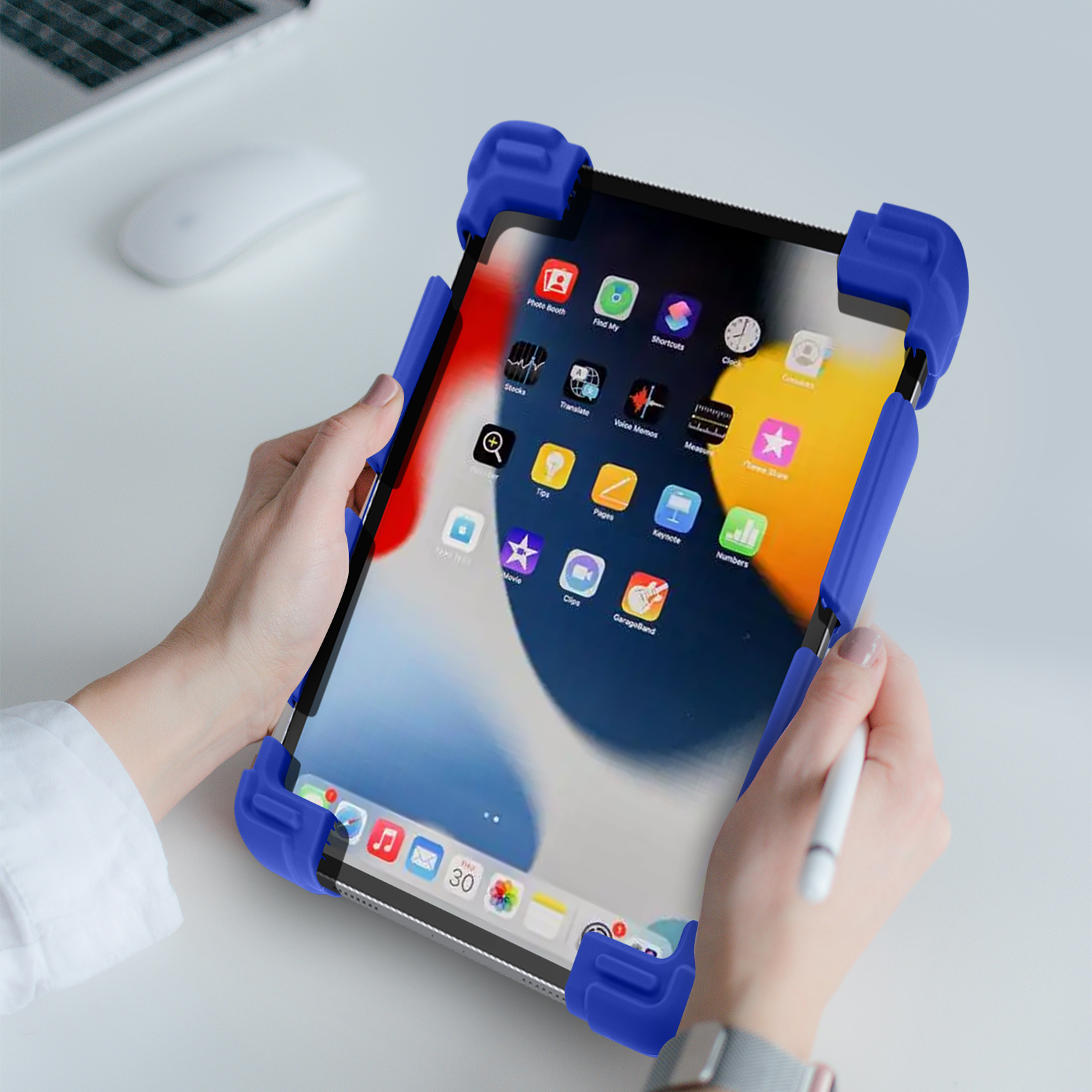 Hände halten ein Tablet in einer blauen Schutzhülle. Der Tablet-Bildschirm zeigt App-Symbole.