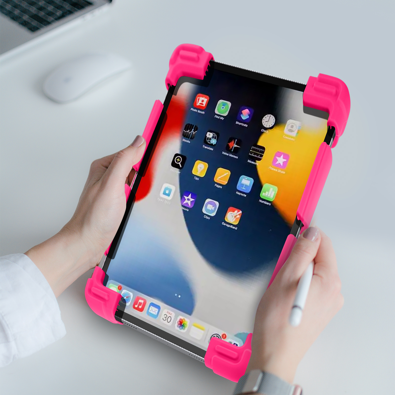Tablet in rosa Schutzhülle, von Händen gehalten, Apps sichtbar.