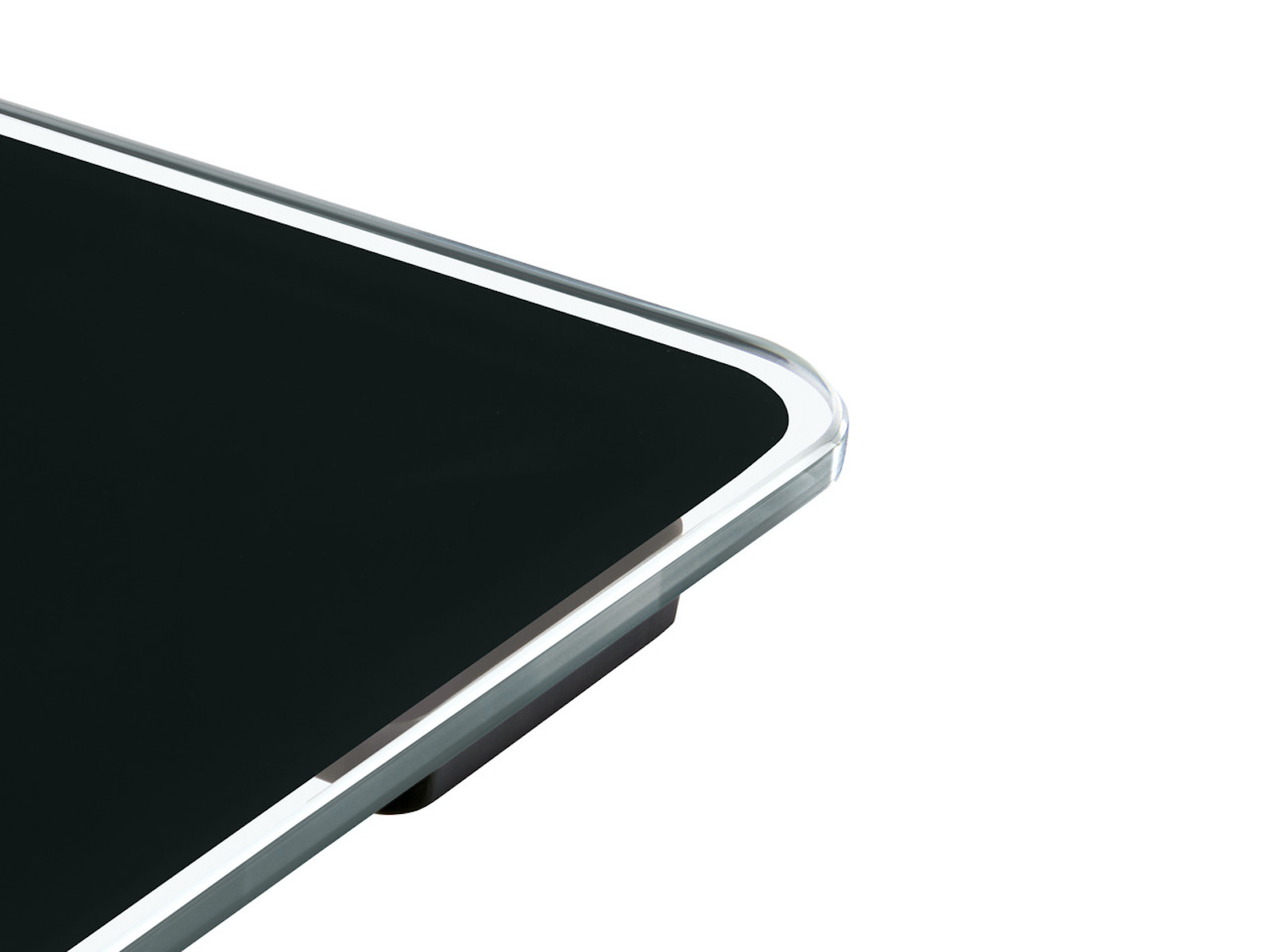 Zbliżenie czarnej wagi elektronicznej z widokiem narożnika, białe tło.