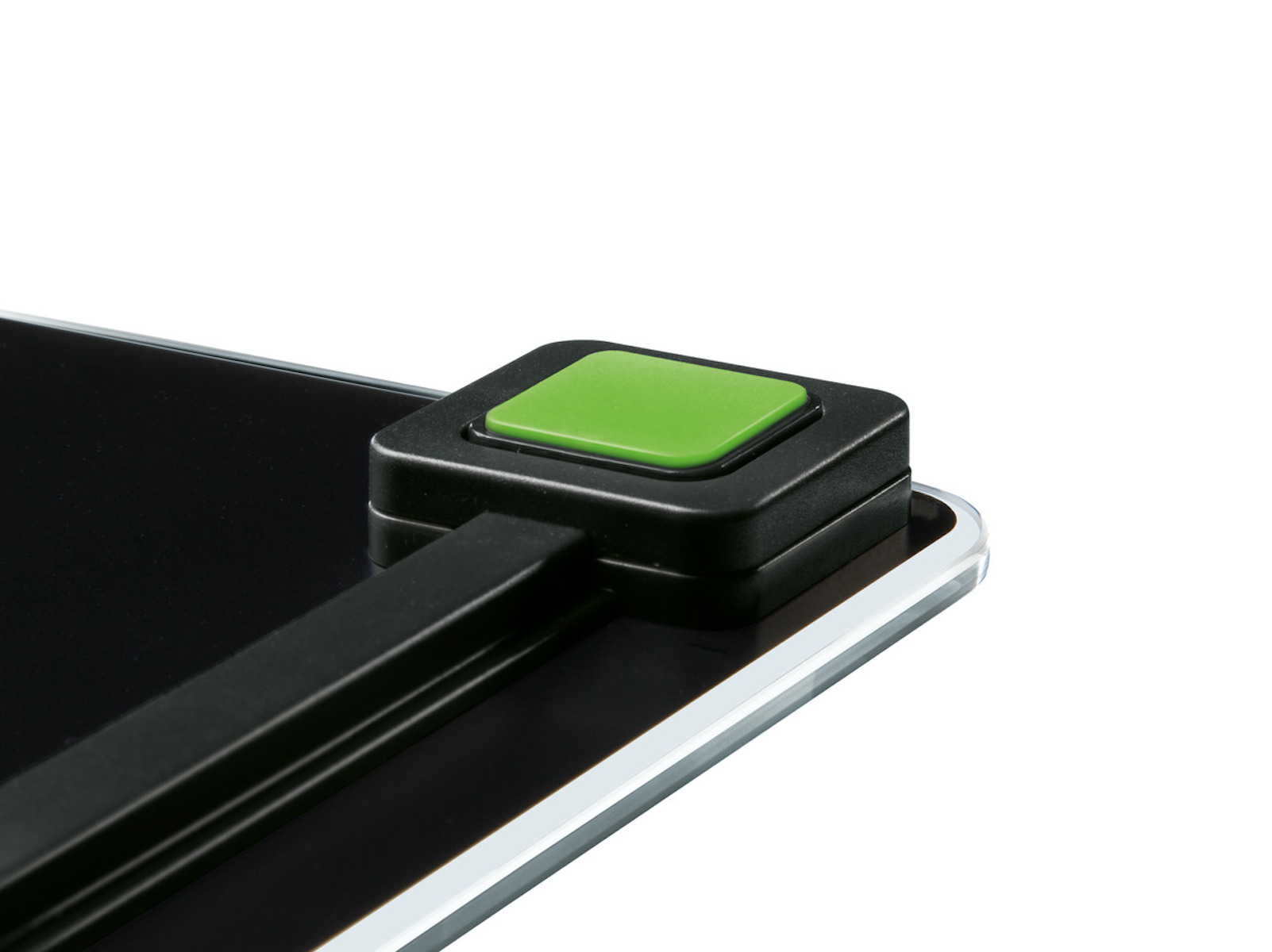 Czarna waga z zielonym przyciskiem na białym tle.