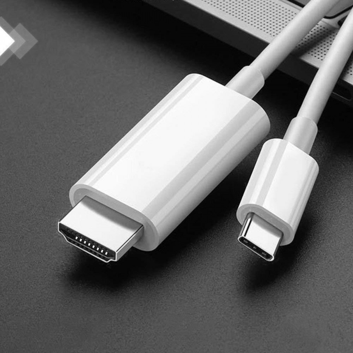 Białe złącza kabla HDMI do USB-C. Złącza znajdują się na ciemnej powierzchni.
