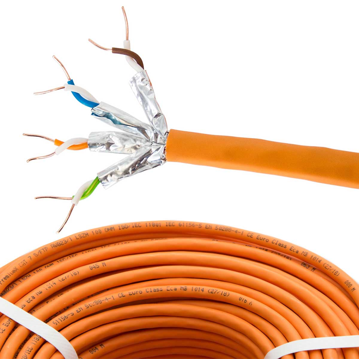 Oranges Netzwerkkabel mit mehreren farbigen Drähten.