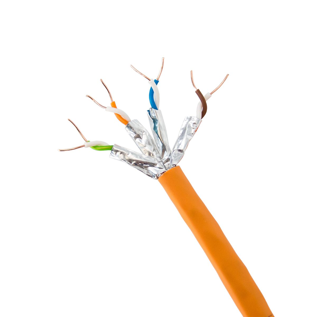 Oranges Netzwerkkabel mit freiliegenden farbigen Drähten auf weißem Grund.