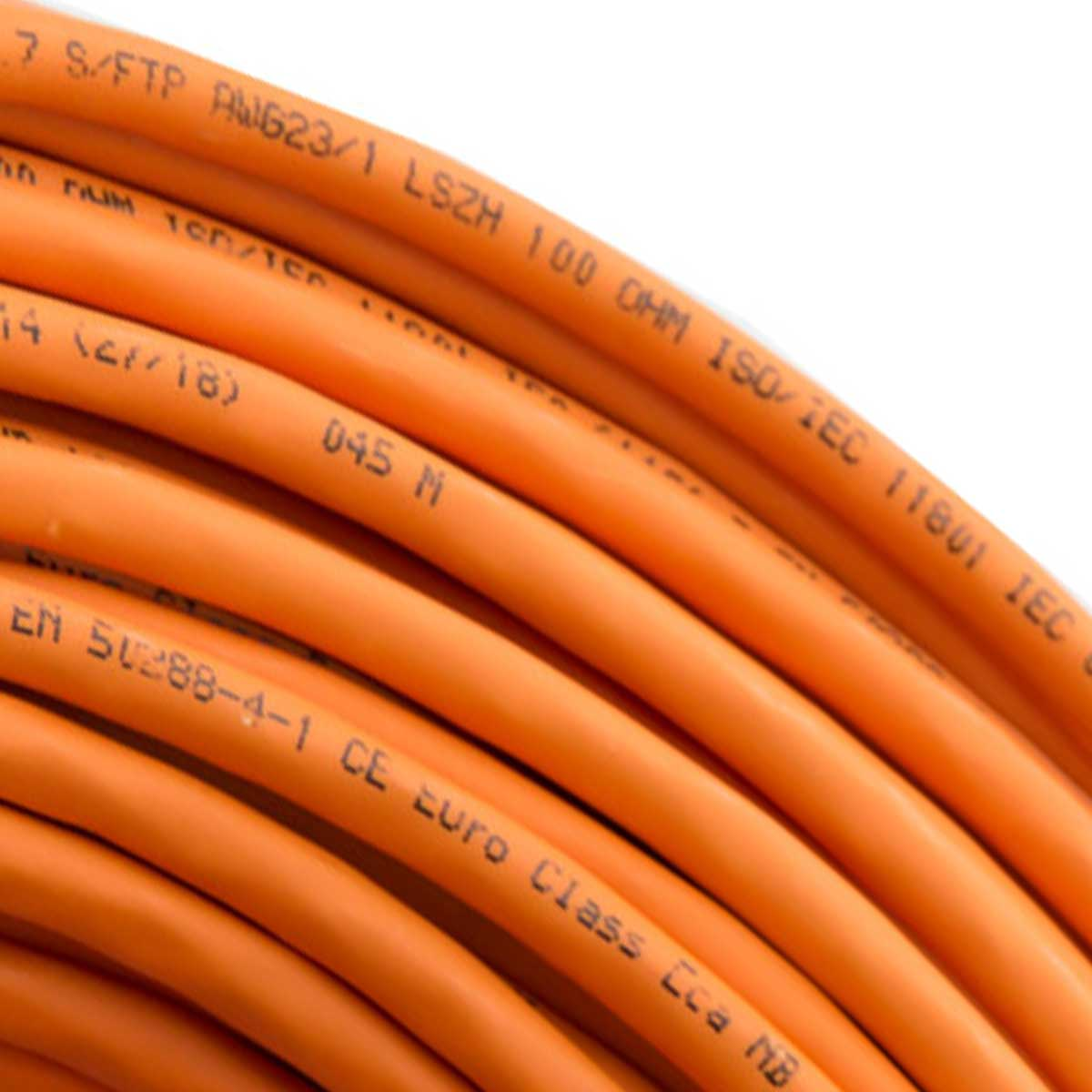 Nahaufnahme von orangefarbenen Kabeln mit gedrucktem Text.