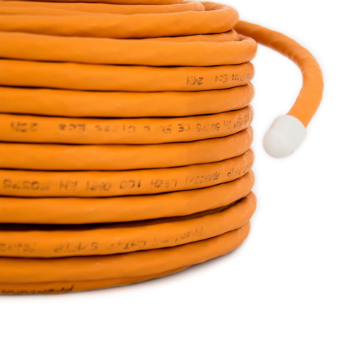 Oranges Kabel aufgerollt, weißes Ende. Nahaufnahme, Text auf dem Kabel.
