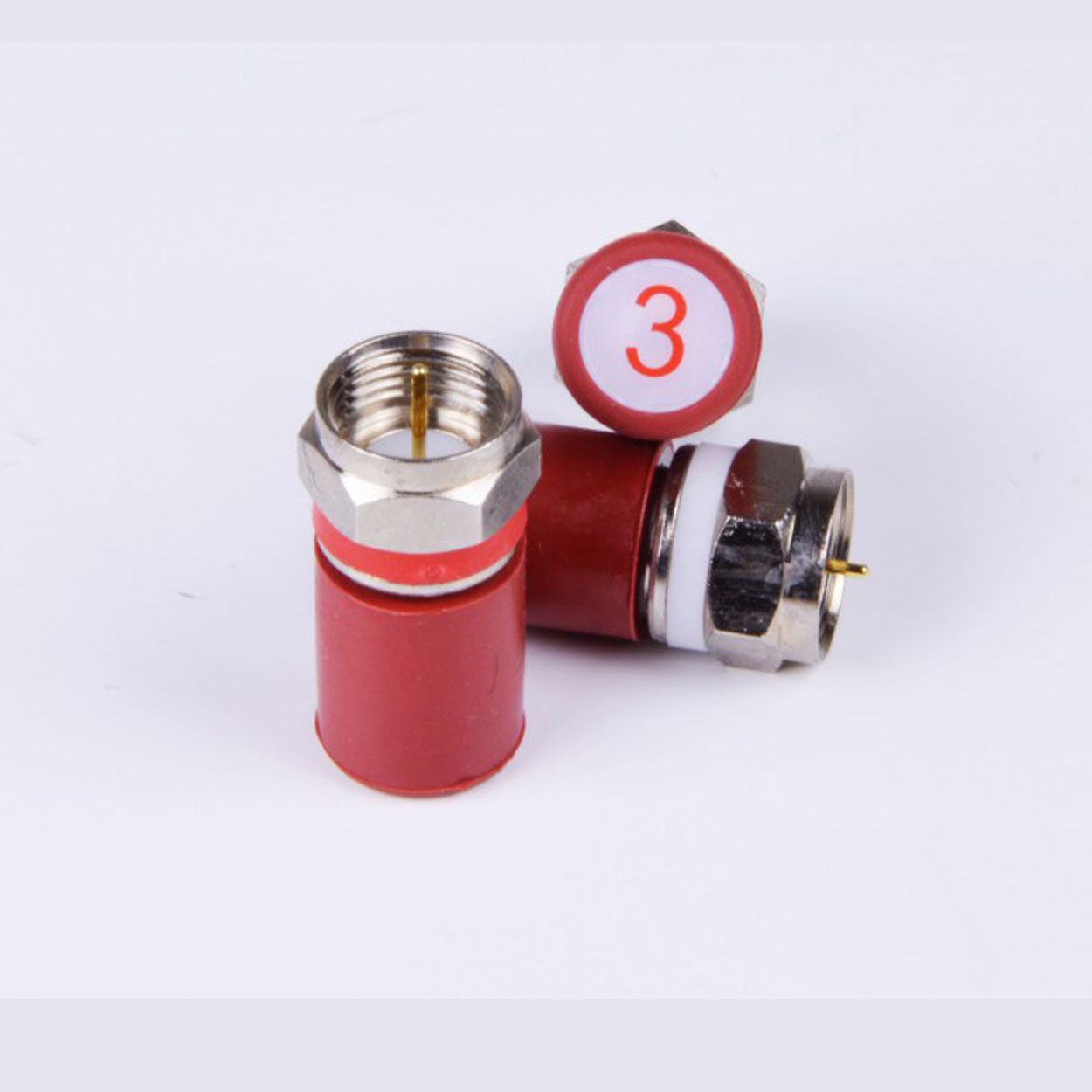 Zwei rote Koaxialstecker mit weiß-rotem Aufsatz und der Zahl 3. Weißer Hintergrund.