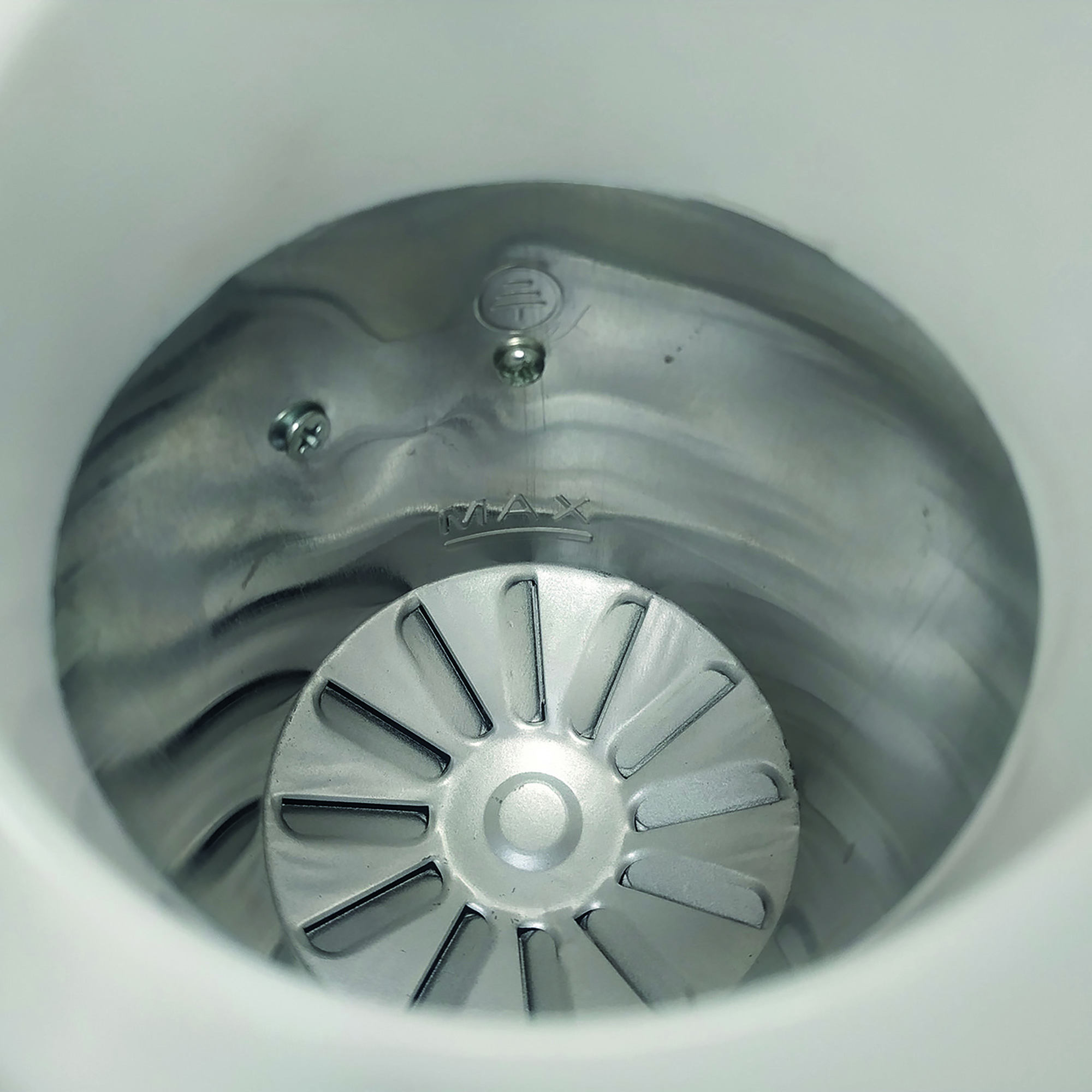 Interno di un bollitore con finitura in acciaio inox, che mostra il livello MAX e una struttura a ventaglio.