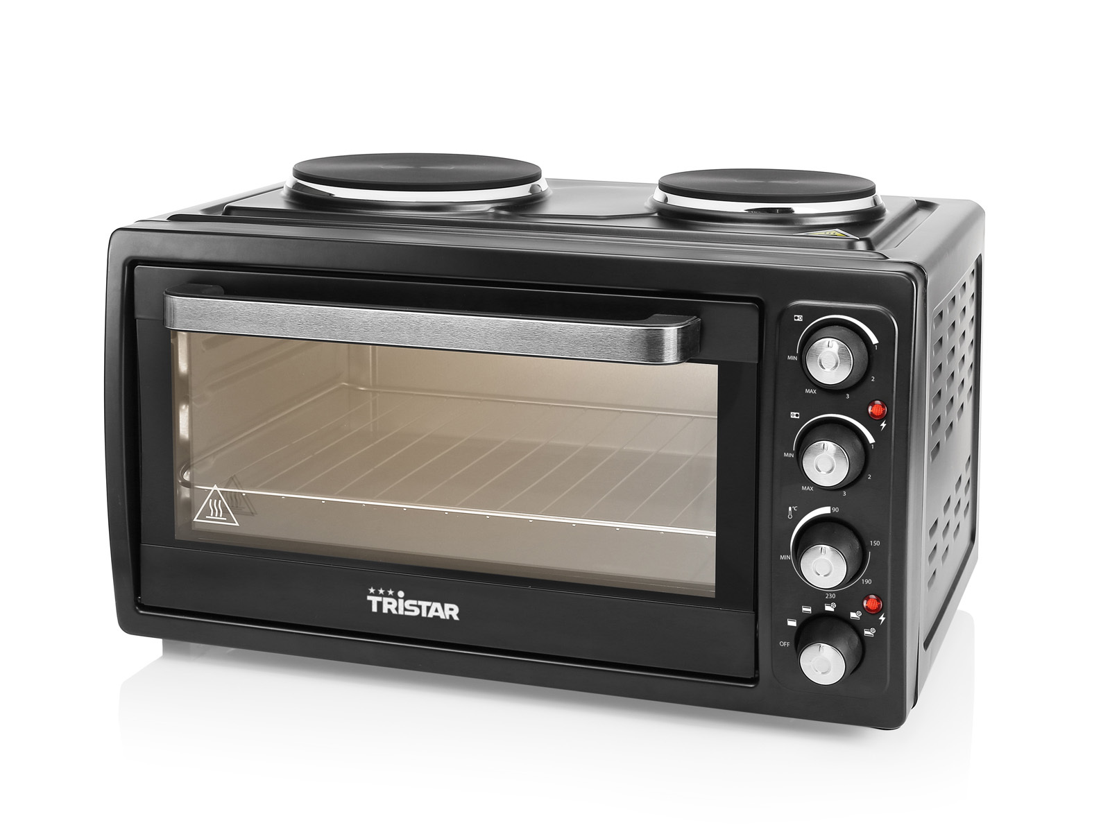Forno nero con due fornelli sopra. Sfondo bianco, primo piano.