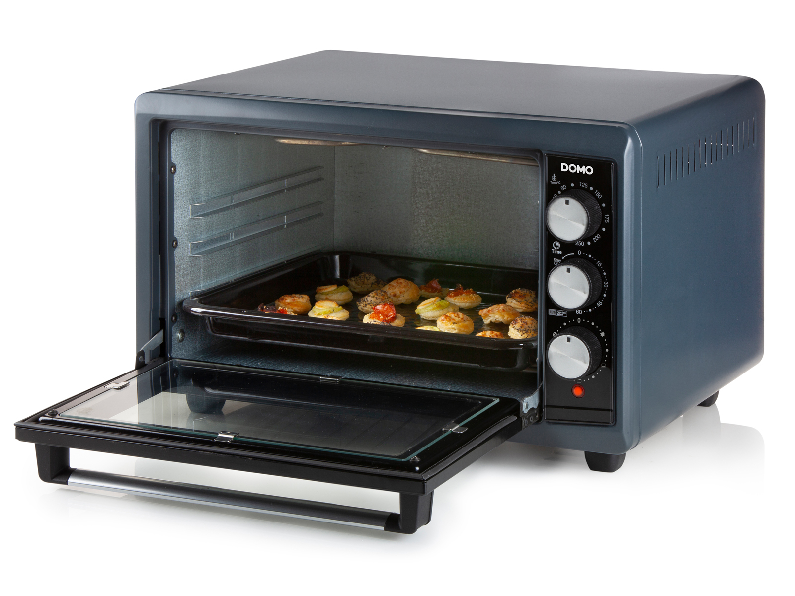 Otwarty piekarnik z jedzeniem w środku. Piekarnik jest ciemnoszary i ma szklane drzwi.