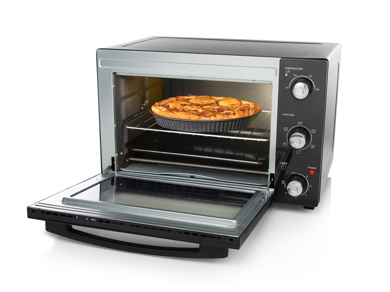 Four noir avec porte ouverte, à l'intérieur une tarte dans un plateau noir sur la grille. Commandes noires à droite.