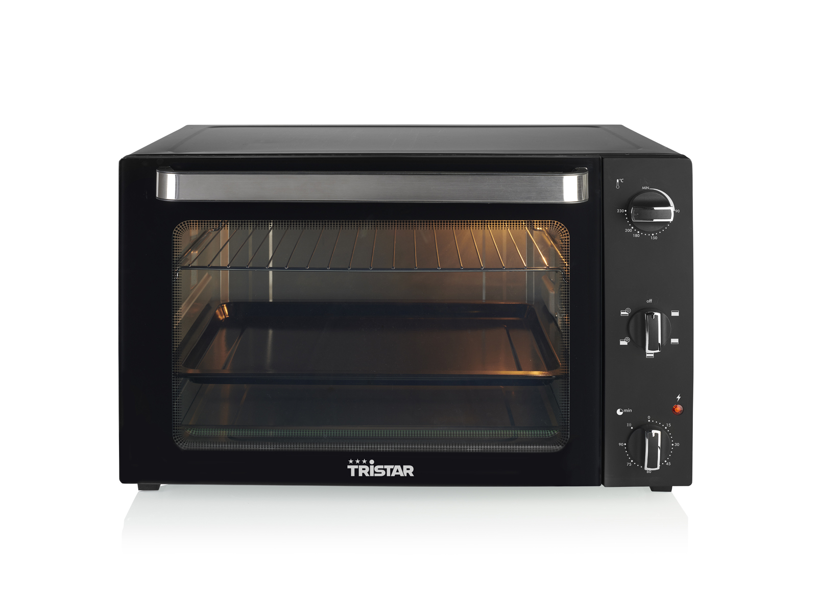 Un forno nero con marchio Tristar, luce interna accesa.
