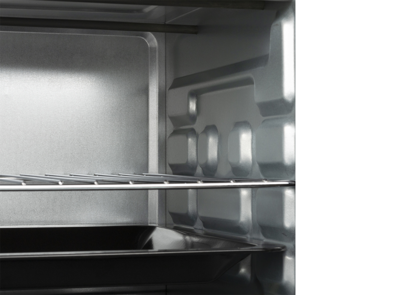 Wnętrze piekarnika z rusztem i tacką. Metaliczny, neutralny kolor.