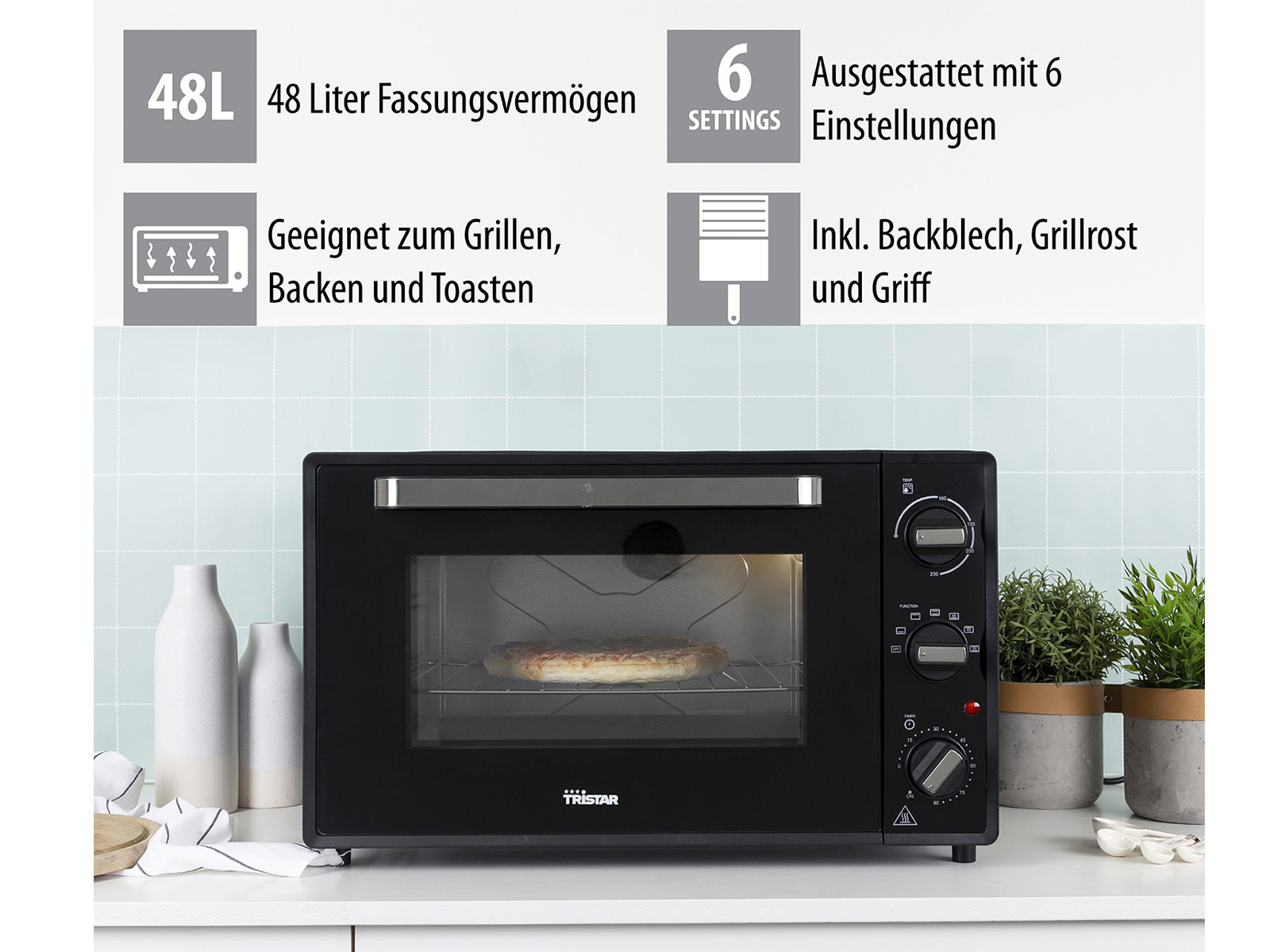 Un four noir avec une porte vitrée, une pizza à l'intérieur et du texte sur ses caractéristiques et spécifications.