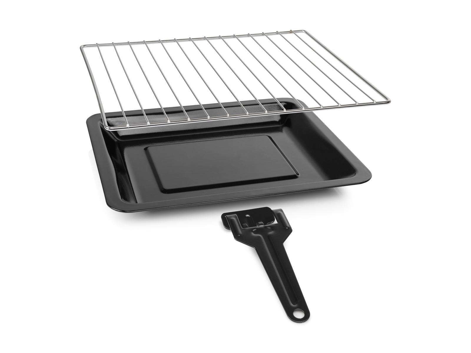 Czarna blacha do pieczenia z metalową kratką nad nią i czarnym uchwytem na białym tle.