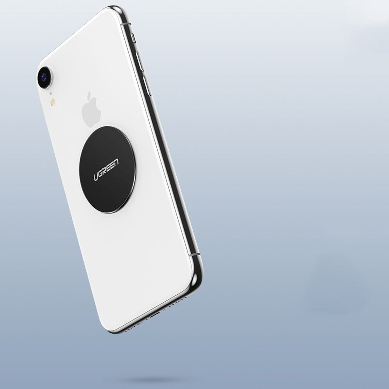 Weißes iPhone mit angebrachtem schwarzem Magnetring, schwebend vor blauem Hintergrund.