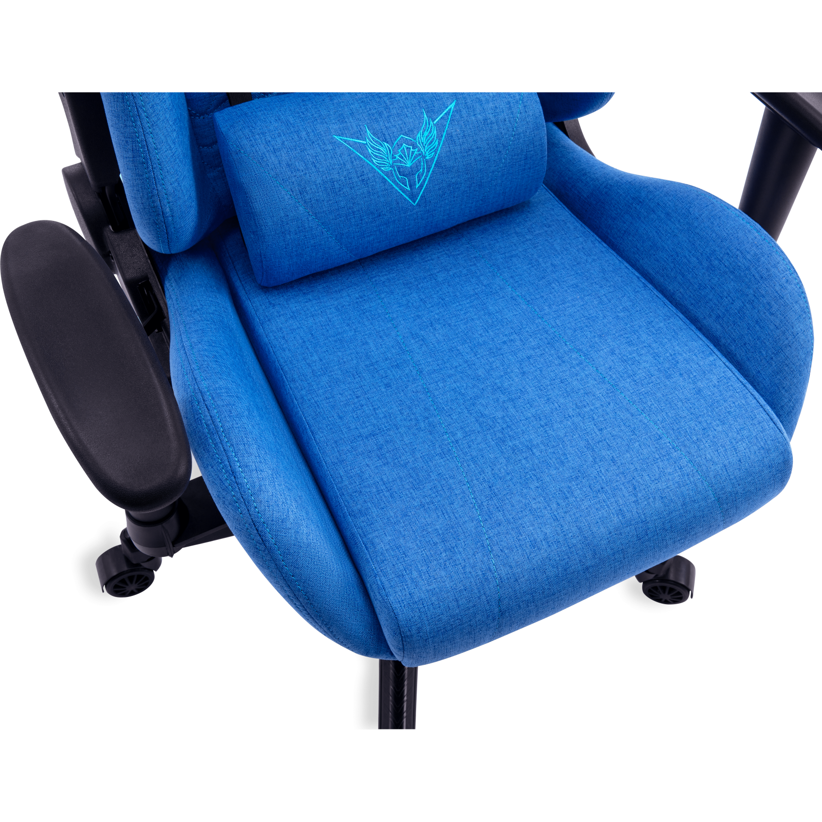 Silla gamer azul, con logo en el reposacabezas, sobre fondo negro.
