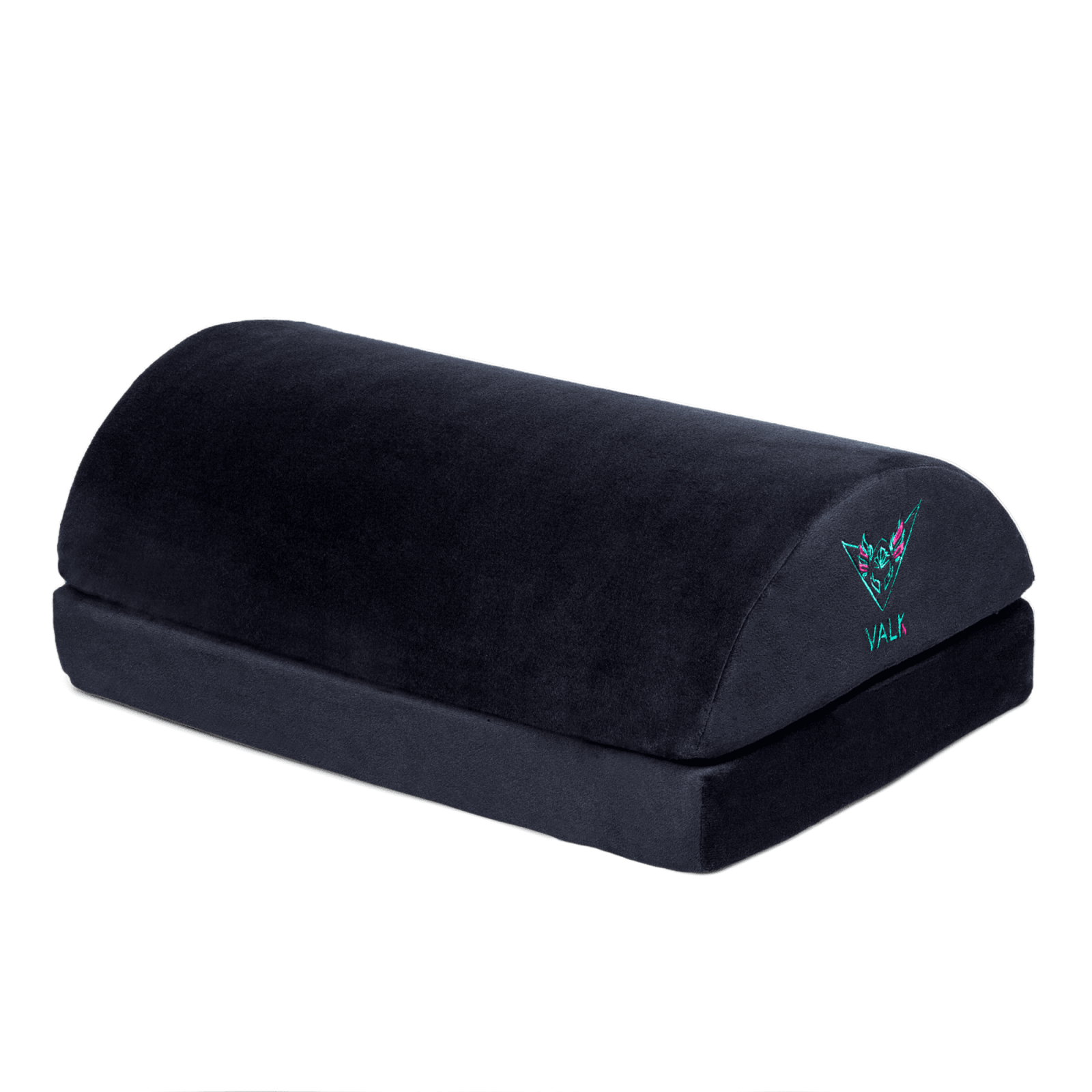 Un reposapiés negro con la parte superior curvada y un logotipo. El fondo es oscuro.