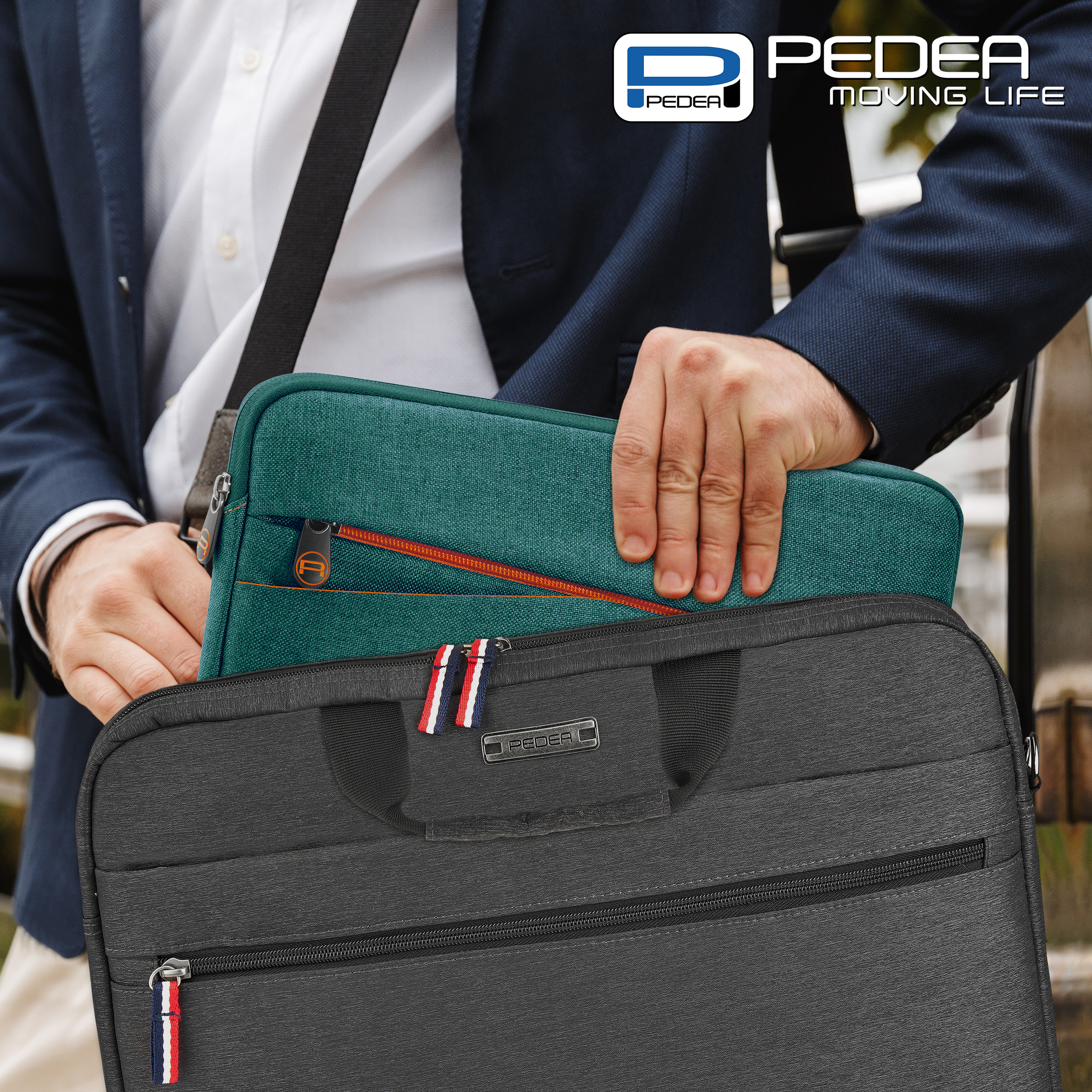 Mann hält zwei Taschen: eine schwarze und eine grüne. Die Taschen haben Reißverschlüsse, das Logo 'PEDEA' ist sichtbar.