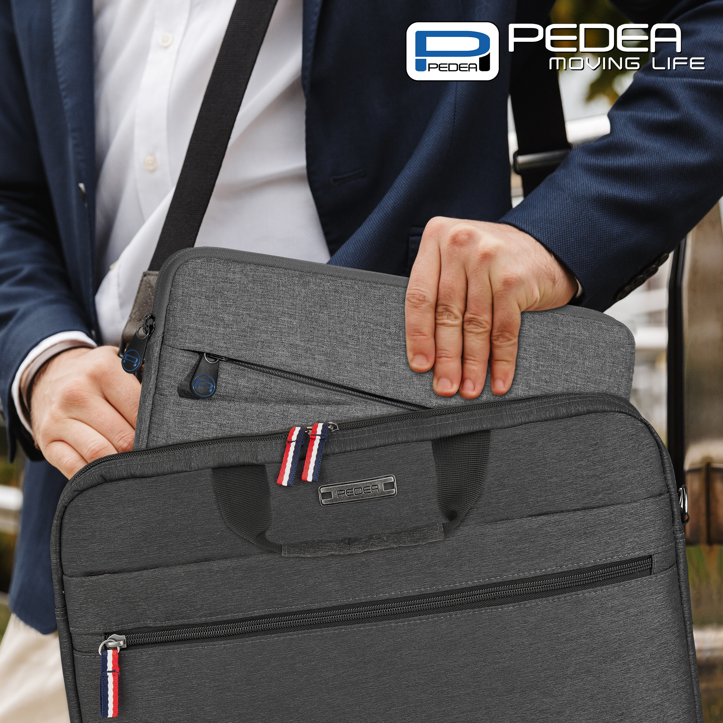 Eine Person hält zwei graue und schwarze Laptoptaschen mit dem Markennamen 'PEDEA'.