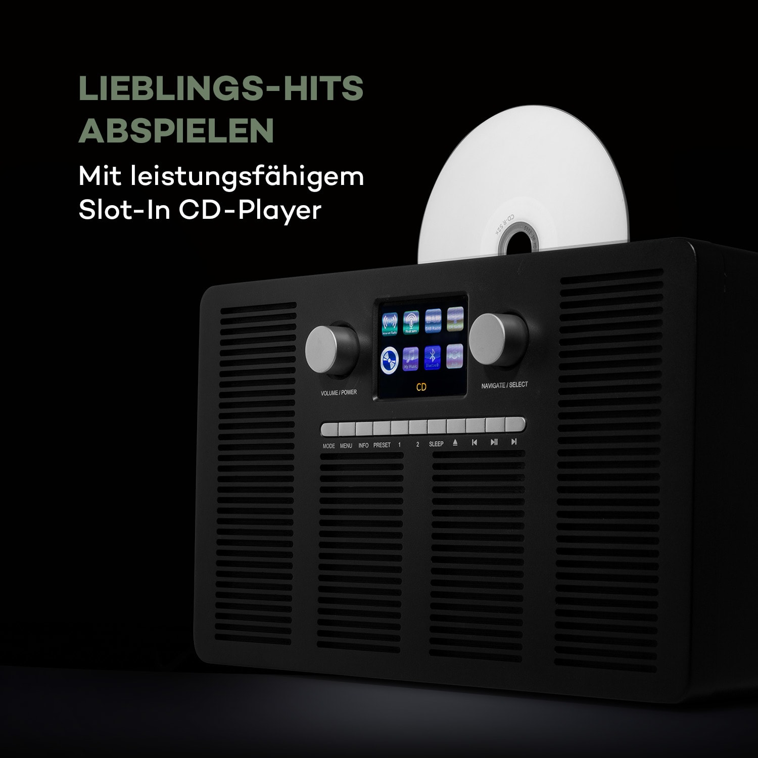 Eine schwarze Stereoanlage mit einer CD im Schacht, Text auf Deutsch, auf schwarzem Hintergrund.