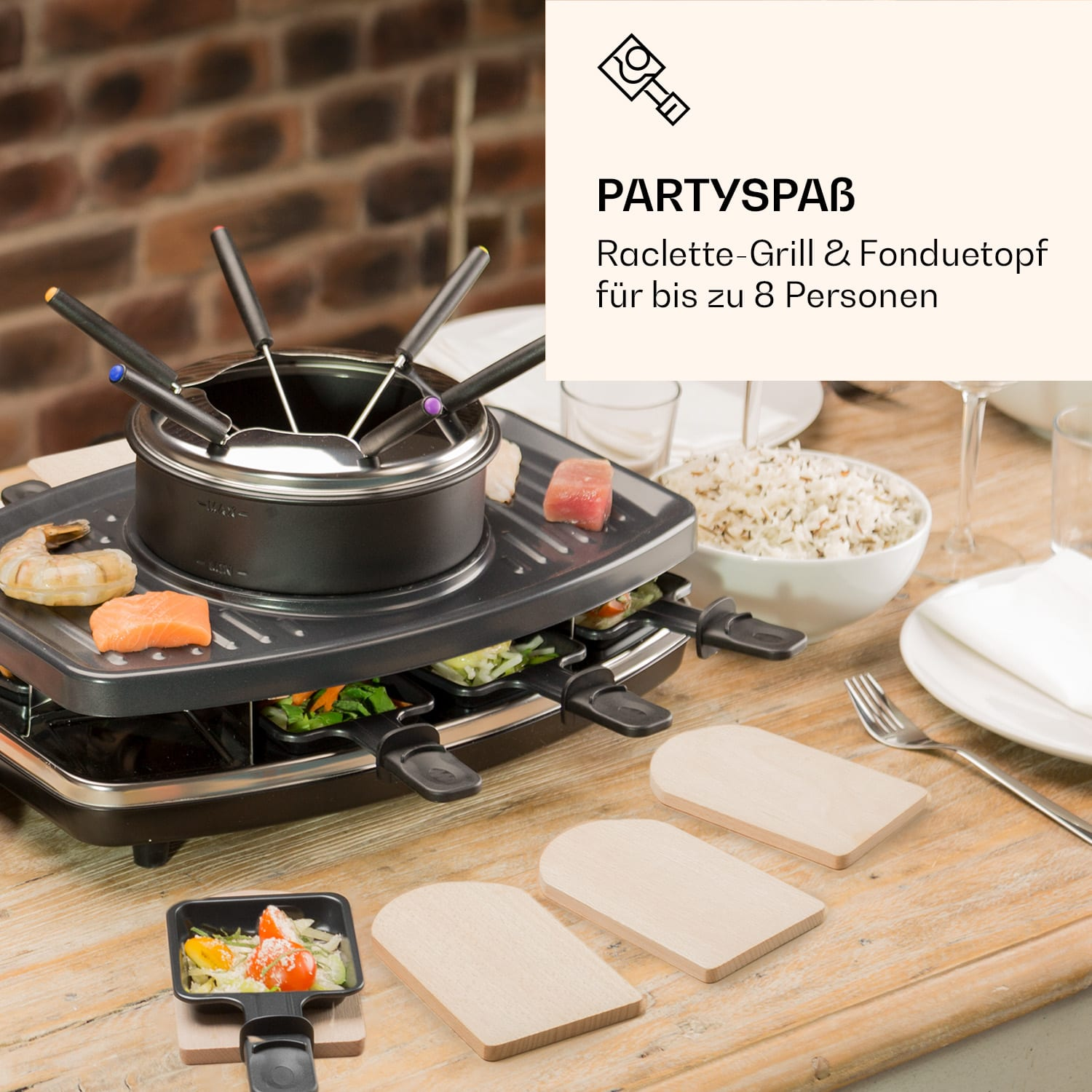 Raclette-Grill mit Essen. Enthält Reisschalen und Gemüse. Holzpaddel liegen auf dem Tisch.