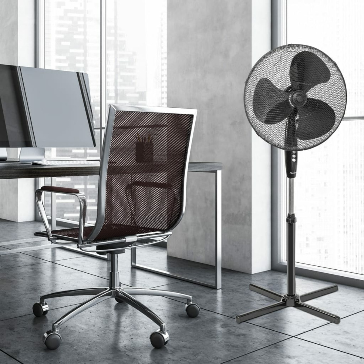 Scena biurowa: biurko, krzesło i wentylator stojący. Duże okna w tle. Szara podłoga.