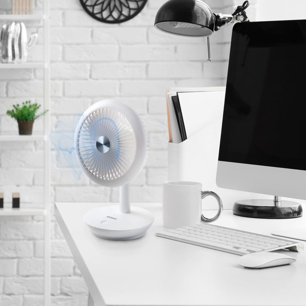 Weißer Schreibtischventilator mit blauem Luftstrom, auf weißem Schreibtisch.