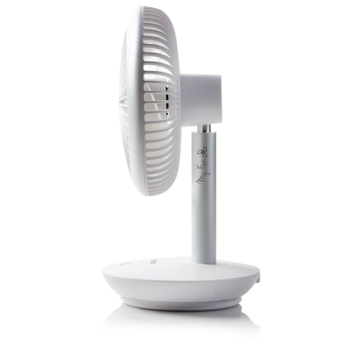 Weißer Tischventilator, Seitenansicht, mit weißem Sockel und silberner Stange. Der Ventilator steht auf weißem Grund.